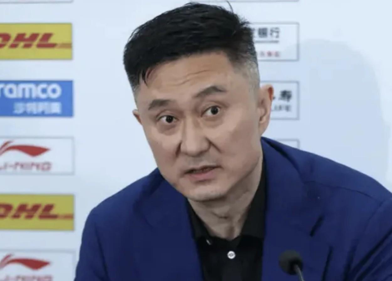 足球资料库-郭艾伦解说：杜导现在是老教练了，不管输赢都面不改色心不跳